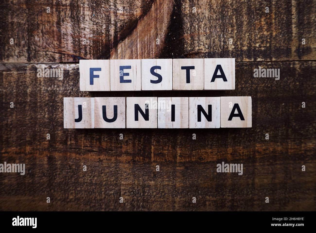 Lettera alfabetica Festa Junina su sfondo in legno Foto Stock