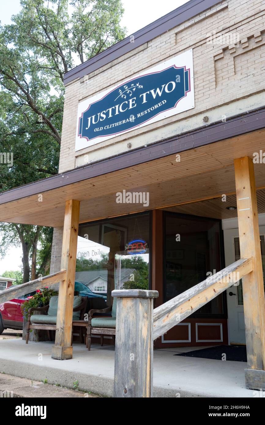 Il nostalgico Justice Two e' un edificio storico rinnovato in una caffetteria con tavolo da biliardo e giochi. Clitherall Minnesota, Stati Uniti Foto Stock