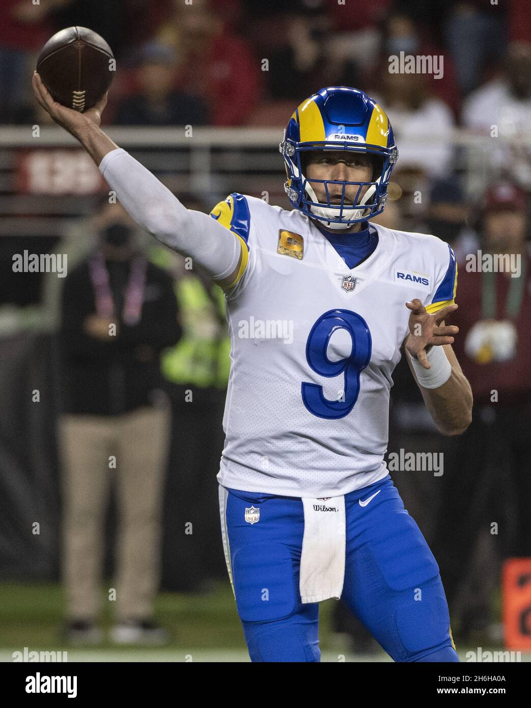 Santa Clara, Stati Uniti. 16 novembre 2021. Los Angeles Rams quarterback Matthew Stafford (9) passa nel primo trimestre contro i San Francisco 49ers al Levi's Stadium di Santa Clara, California, lunedì 15 novembre 2021. I 49ers sconfissero i Rams 31-10. Foto di Terry Schmitt/UPI Credit: UPI/Alamy Live News Foto Stock