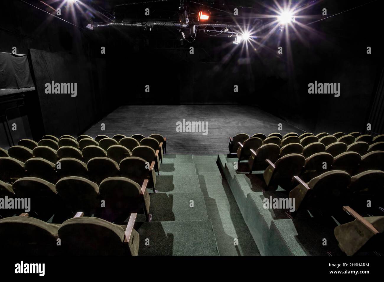 Immagine di un piccolo auditorium con poltrone verdi Foto Stock