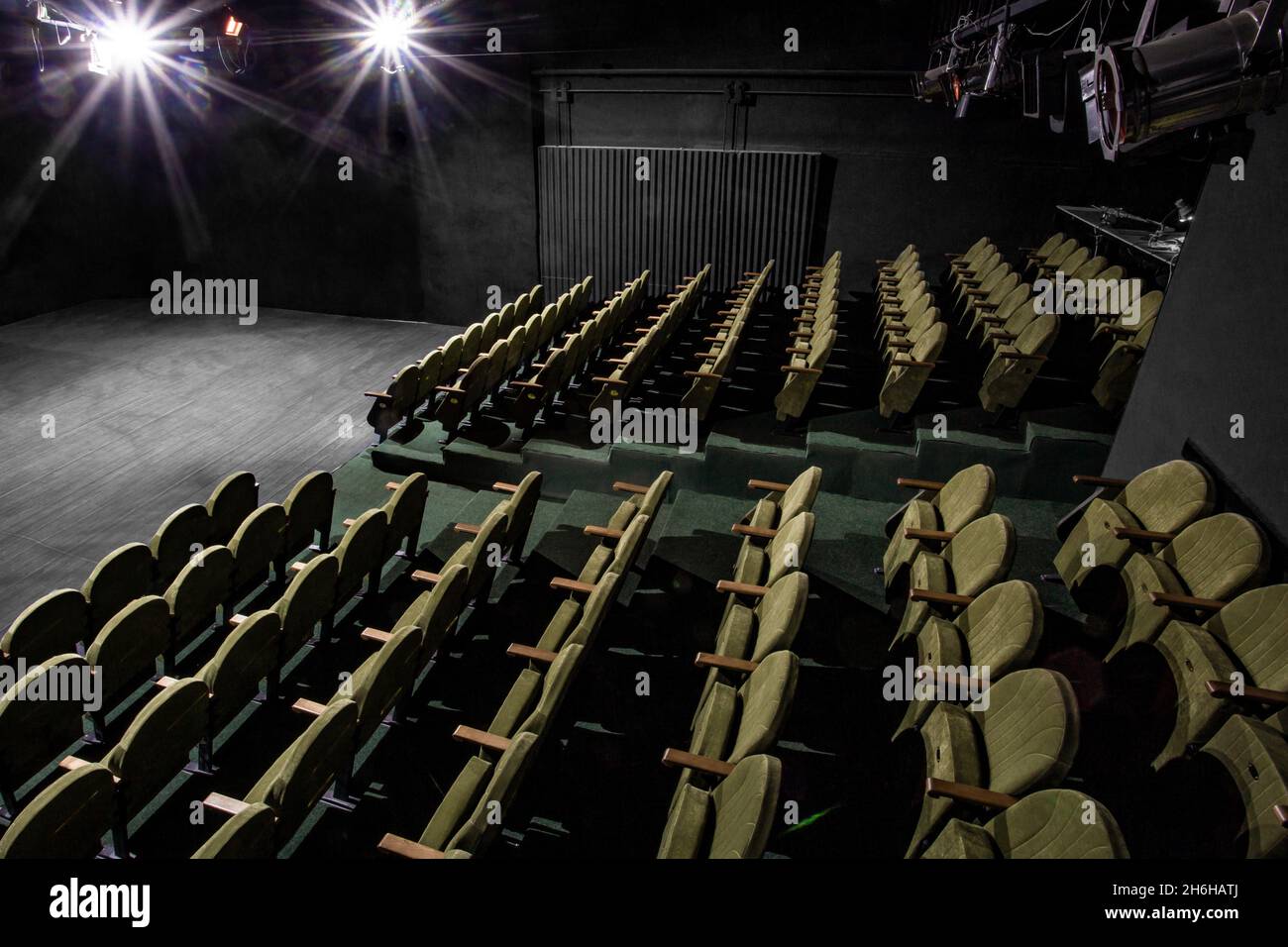 Immagine di un piccolo auditorium con poltrone verdi Foto Stock