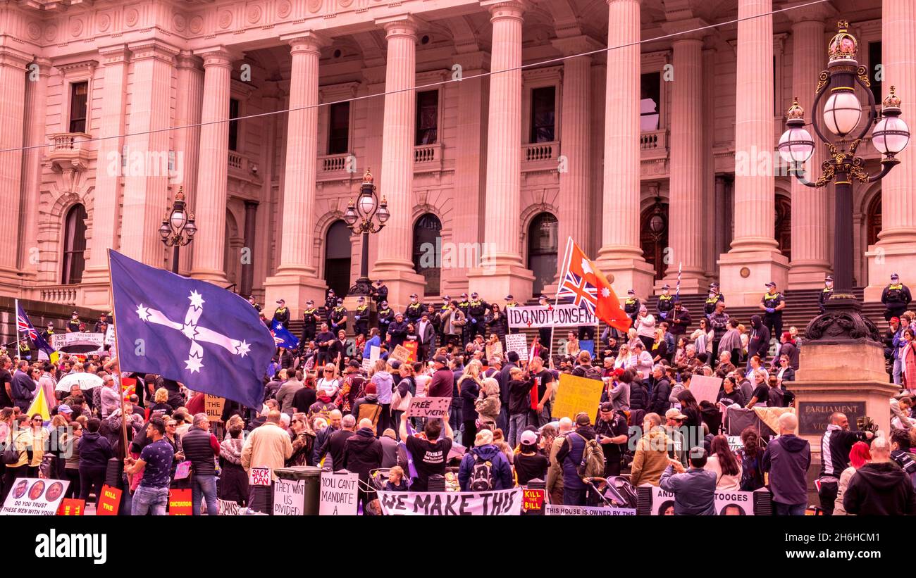 I manifestanti di fronte al parlamento si lamentano delle leggi pandemiche proposte dal governo. Melbourne, Victoria, Australia Foto Stock