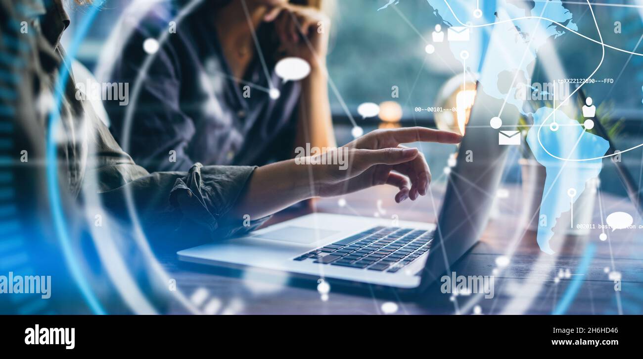 Foto ravvicinata delle mani femminili con il computer portatile. Giovane donna che lavora da remoto a casa. Concetto di rete o lavoro remoto. Rete aziendale globale. Onlin Foto Stock