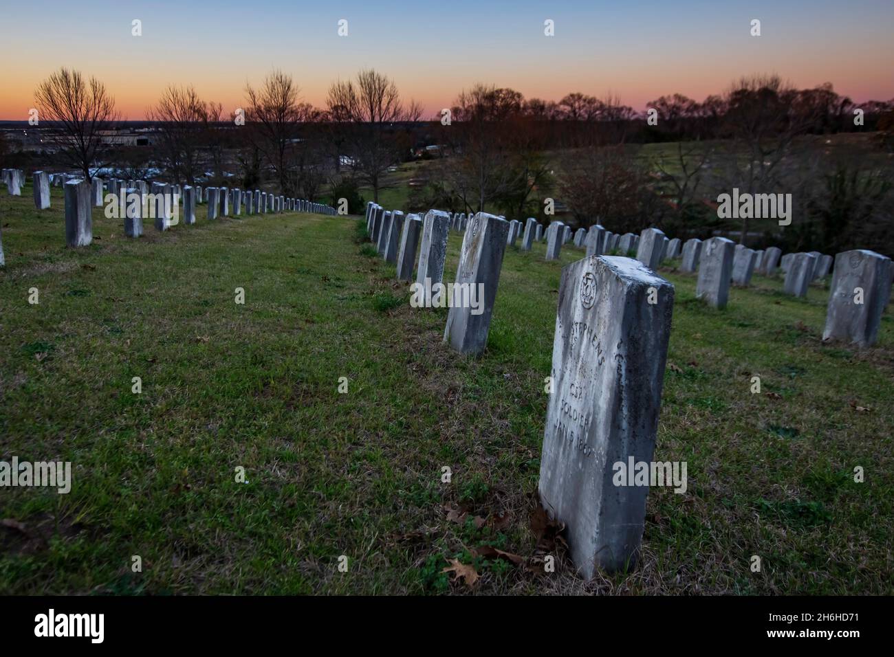 Montgomery, Alabama, USA-3 marzo 2021: File e file di tombe confederate nello storico Old Oakwood Cemetery fondato nel 1818. Molti soldati e pr Foto Stock