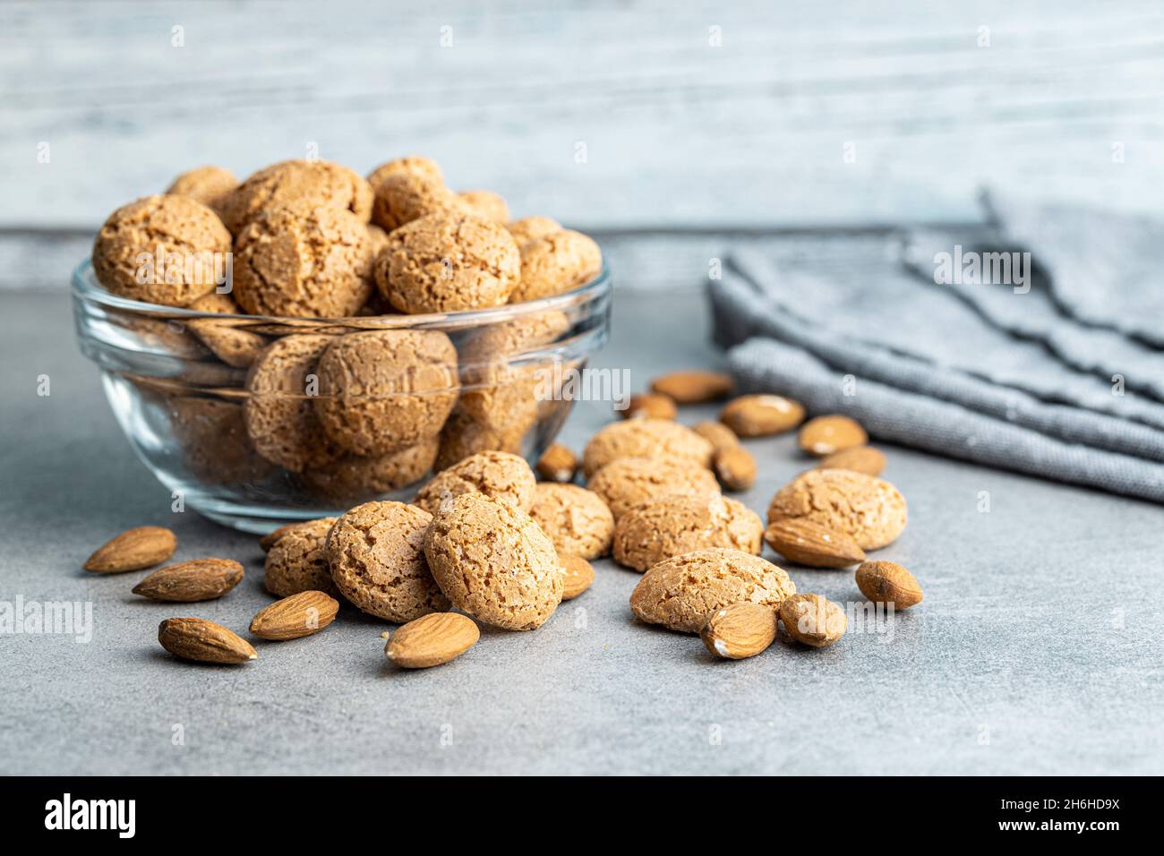 Biscotti amaretti. Dolci biscotti di mandorle italiane sul tavolo da cucina Foto Stock