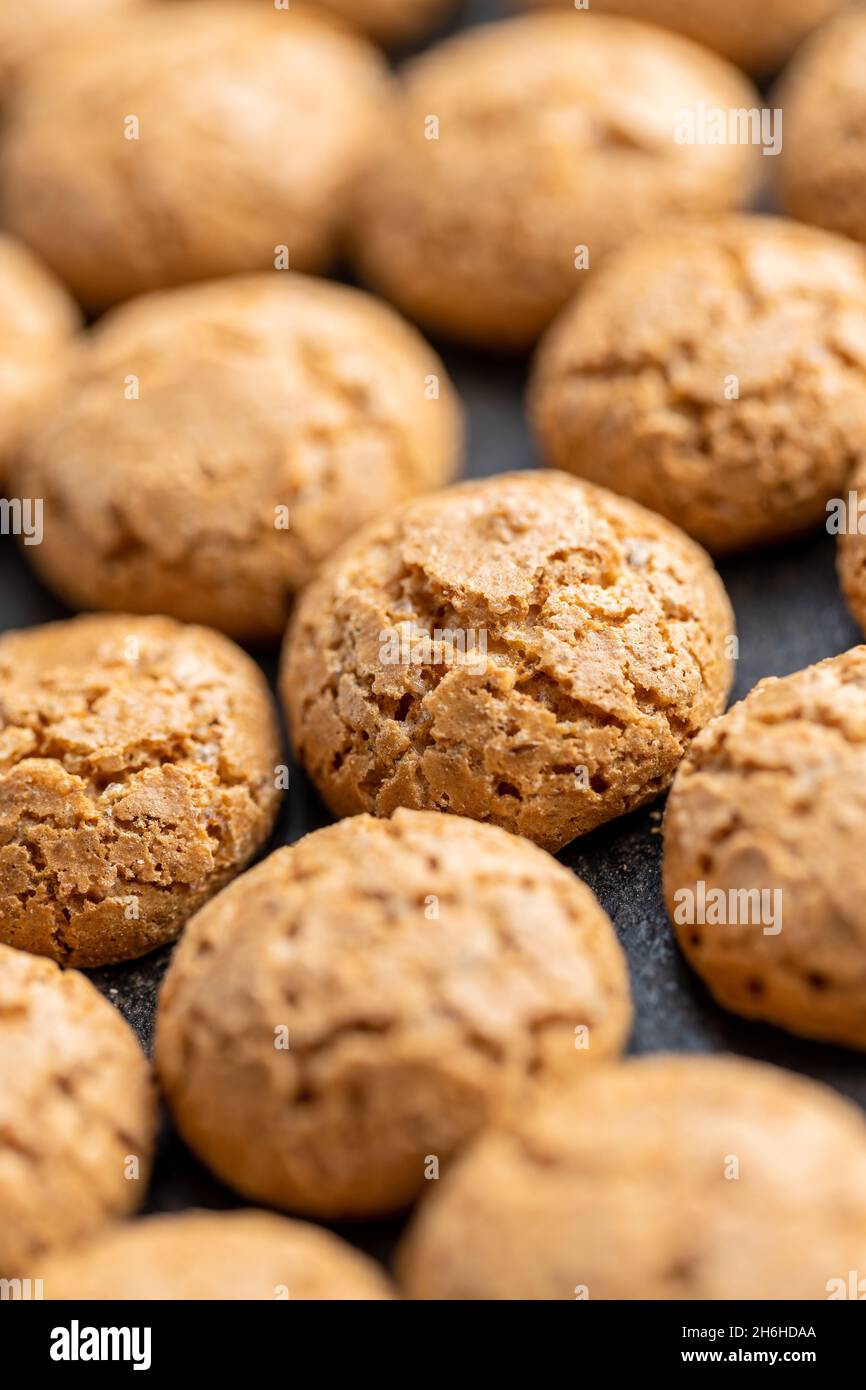 Biscotti amaretti. Dolci biscotti di mandorle italiane sul tavolo da cucina Foto Stock