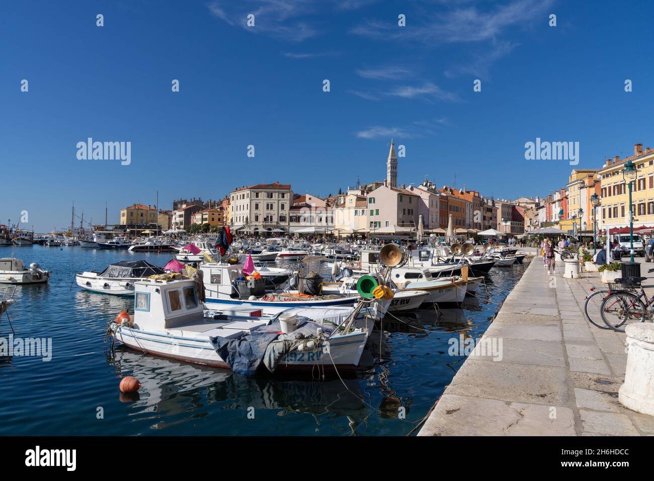 Rohinj, Croazia - 27 ottobre 2021: Centro storico di Rohinj e molte barche ormeggiate nel porto Foto Stock