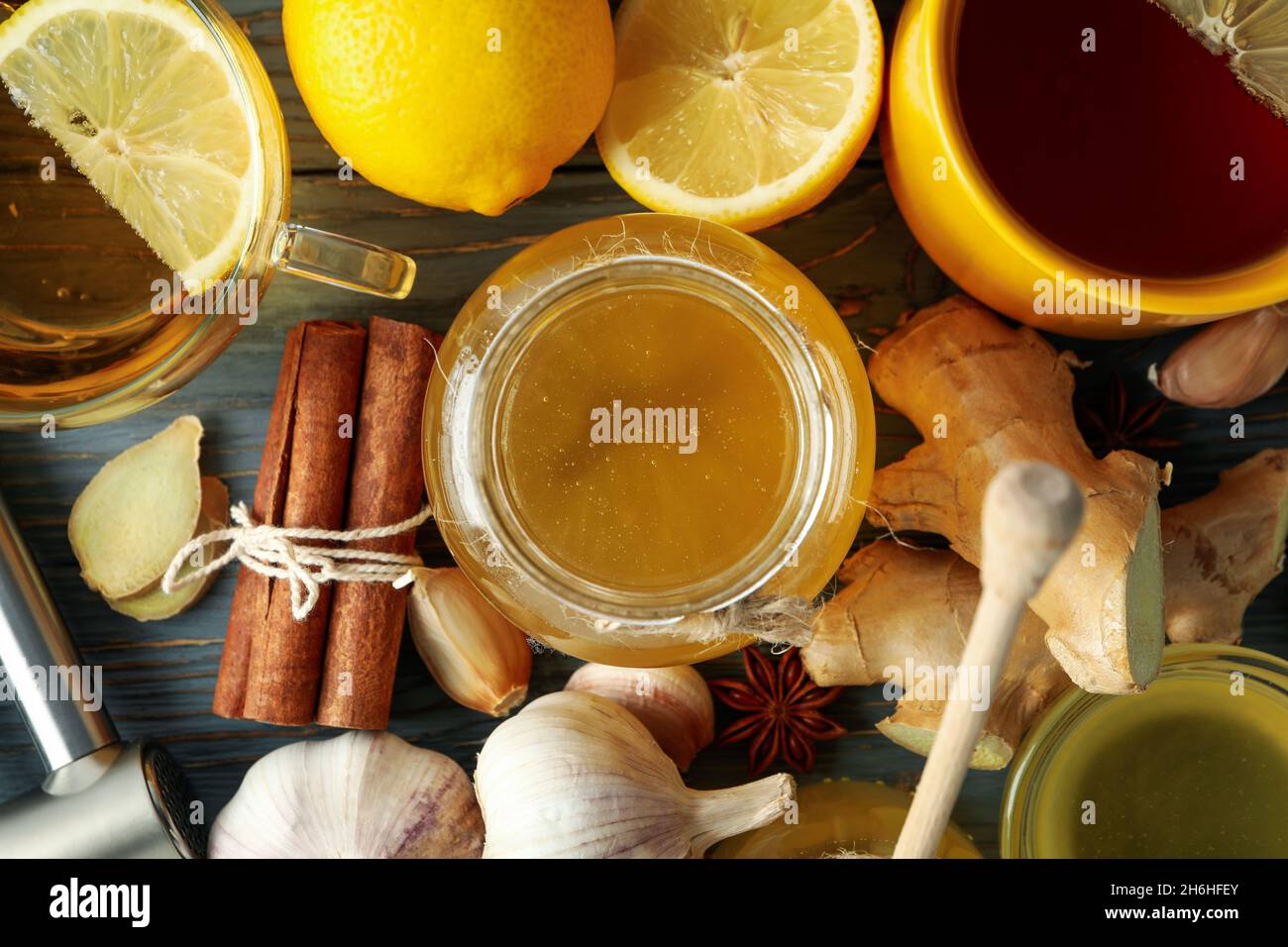Miele e aglio come rimedio naturale per il raffreddore. Trattamento popolare per il raffreddore e l'influenza con aglio fresco e miele, potenziamento dell'immunità, primo piano Foto Stock