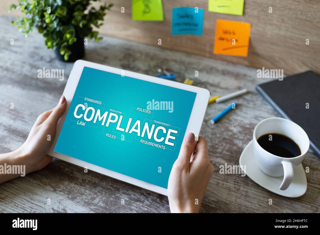 Concetto di conformità con icone e diagrammi. Regolamenti, leggi, standard, requisiti, audit. Informazioni sullo schermo del dispositivo. Foto Stock