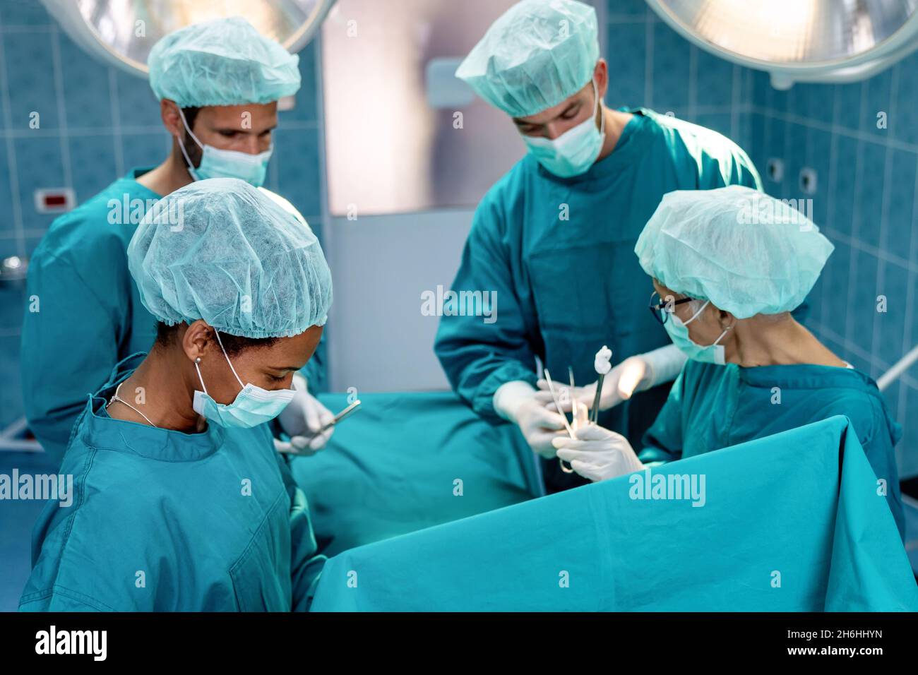 Team di chirurghi che lavorano sul paziente nella sala operatoria chirurgica. Concetto di personale di emergenza sanitaria Foto Stock