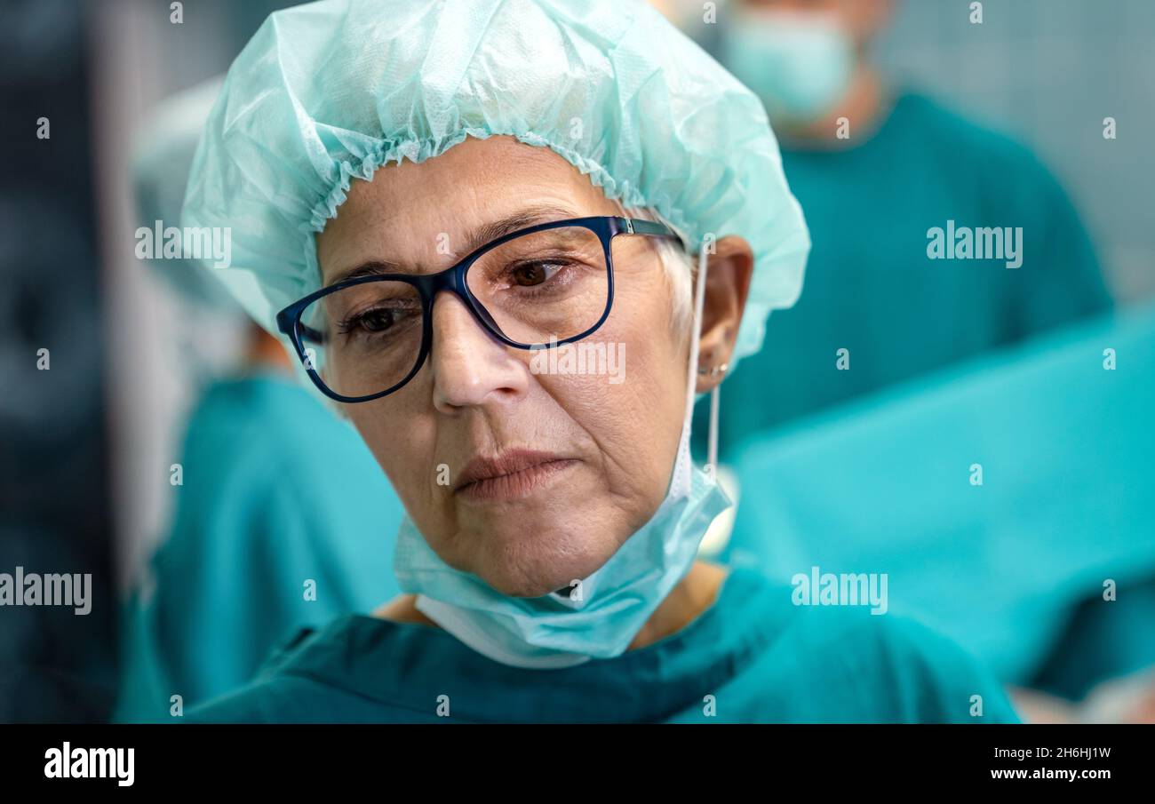 Concetto di salute, medicina e pandemia. Medici, operatori medici che lavorano in un ospedale. Foto Stock