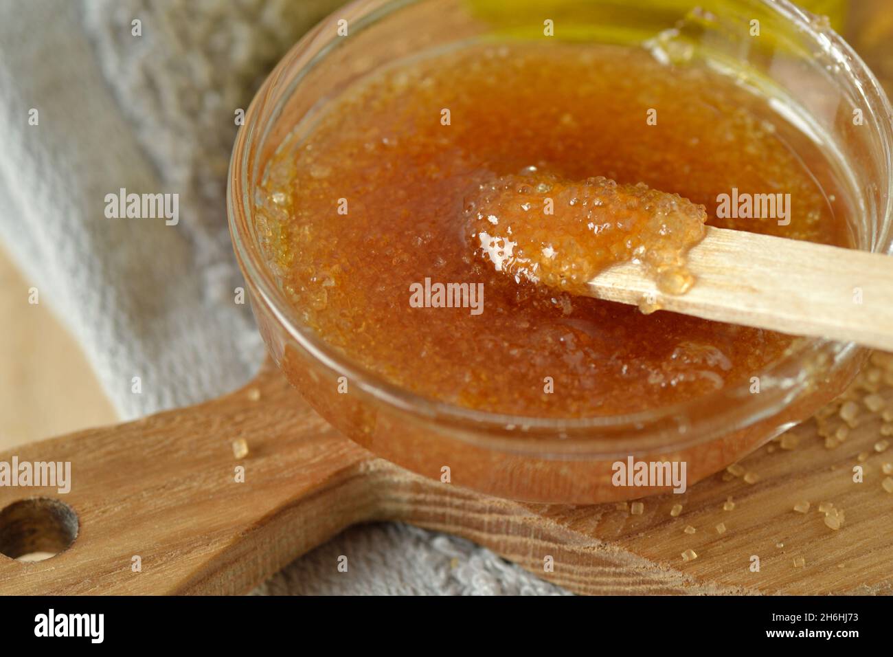 Primo piano di scrub alle labbra fatto in casa con zucchero di canna, miele  e olio