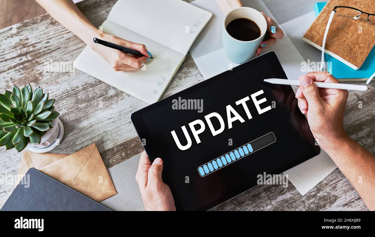 Aggiornare la barra di stato sullo schermo del dispositivo. Sviluppo software e concetto tecnologico. Foto Stock