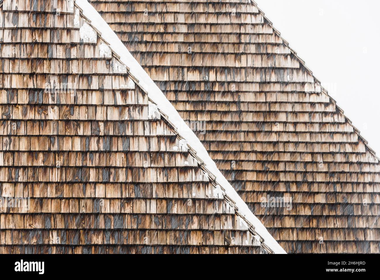 Facciata in legno su edificio della vecchia chiesa Foto Stock