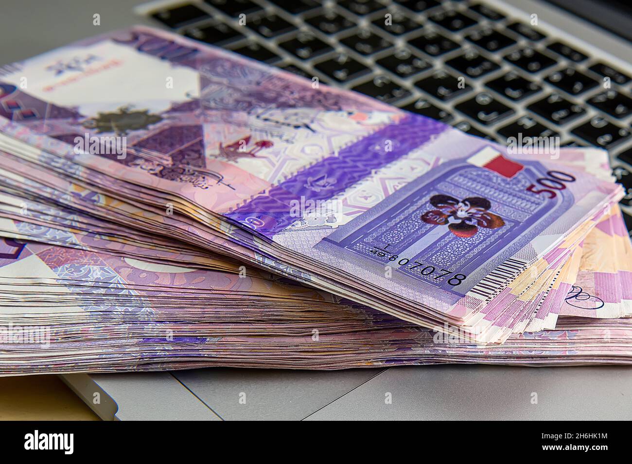 Valuta del Qatar Newley ha lanciato le banconote. Qatari Riyal ,Note,500 su sfondo laptop. Concetto di business e finanza Foto Stock