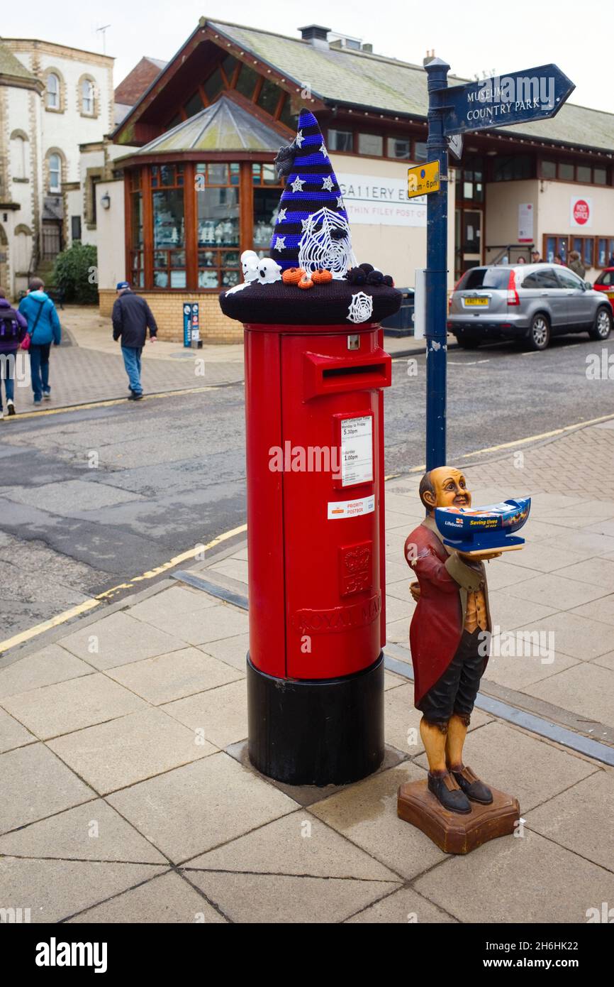 Il filato che attira la postbox a Filey, nel North Yorkshire con la scena stagionale di Halloween basata intorno ad un cappello delle streghe Foto Stock