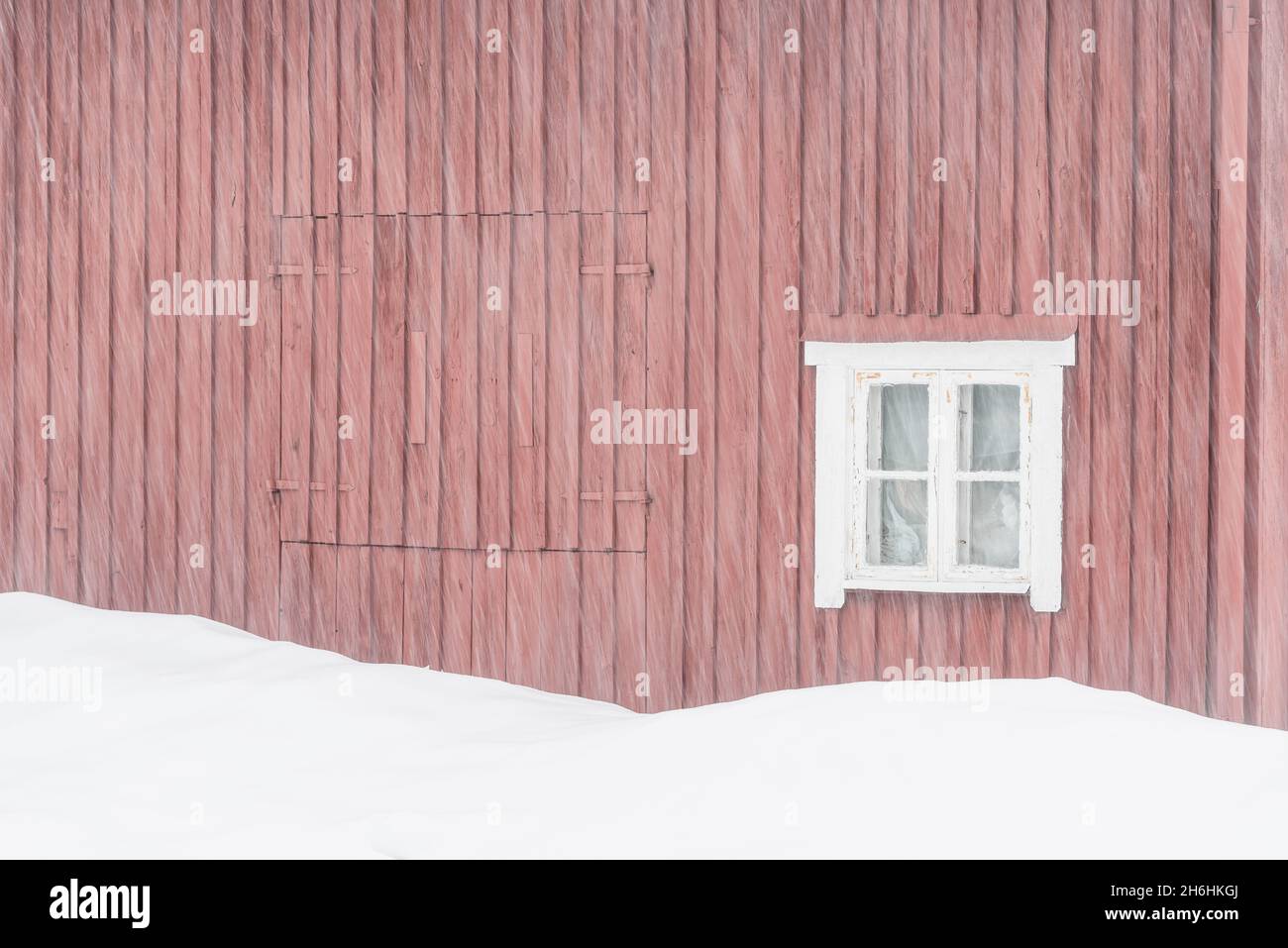 Nevicate di fronte a casa di legno rosso Foto Stock