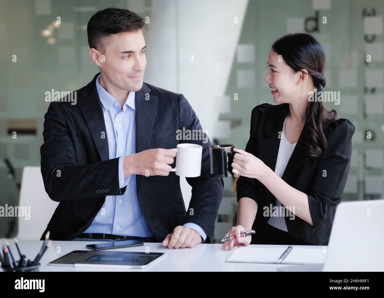 Un dipendente dell'azienda del reparto di pianificazione e investimento si siede in una pausa caffè e discute il budget dell'azienda. Foto Stock