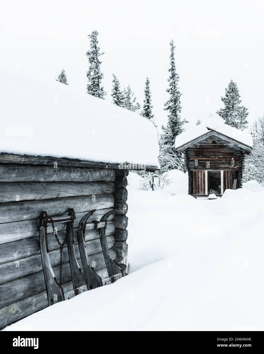 La vecchia slitta scivola contro il muro di legno Foto Stock