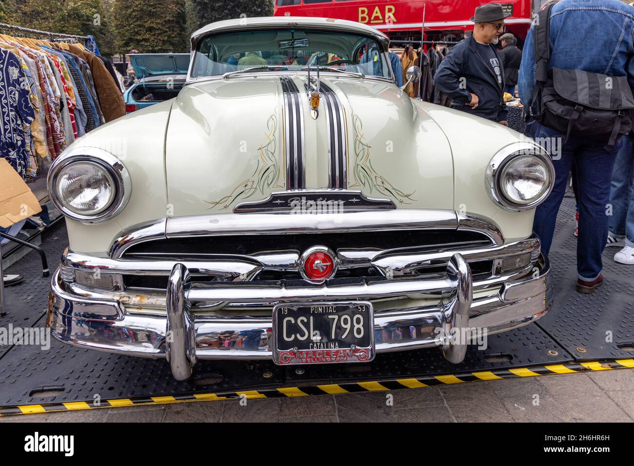 Vintage American Pontiac car, London Classic Car Boot sale, King's Cross, Londra, Regno Unito Foto Stock