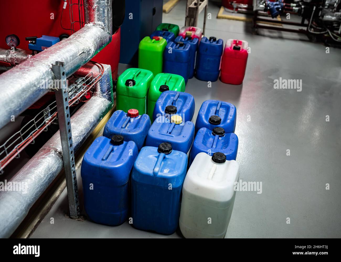 Barili con prodotti chimici in un magazzino chimico, contenitori colorati Foto Stock