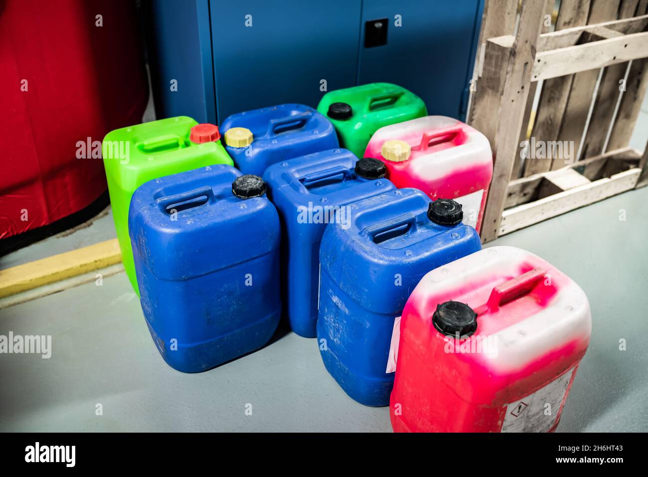 Barili con prodotti chimici in un magazzino chimico, contenitori colorati Foto Stock