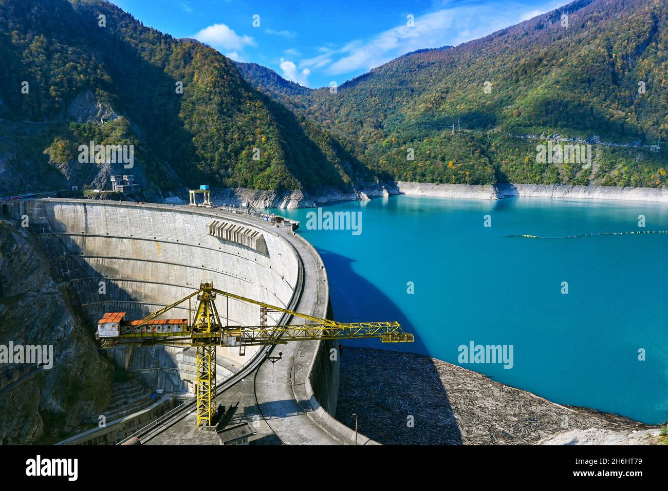 Diga idroelettrica Enguri sul fiume Enguri. Upper Svaneti, Georgia Foto Stock