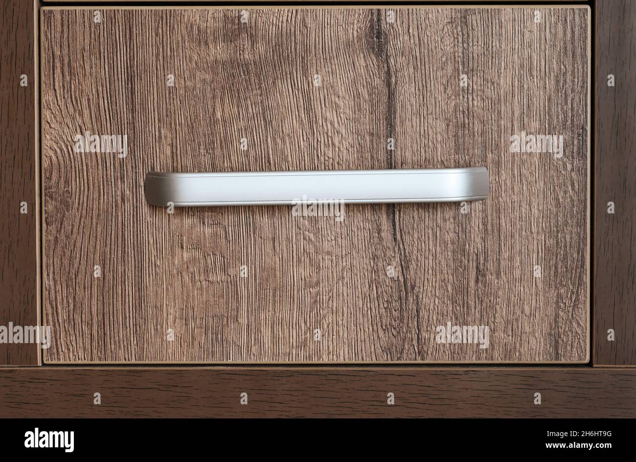 Primo piano di un singolo cassetto in legno con manico Foto Stock