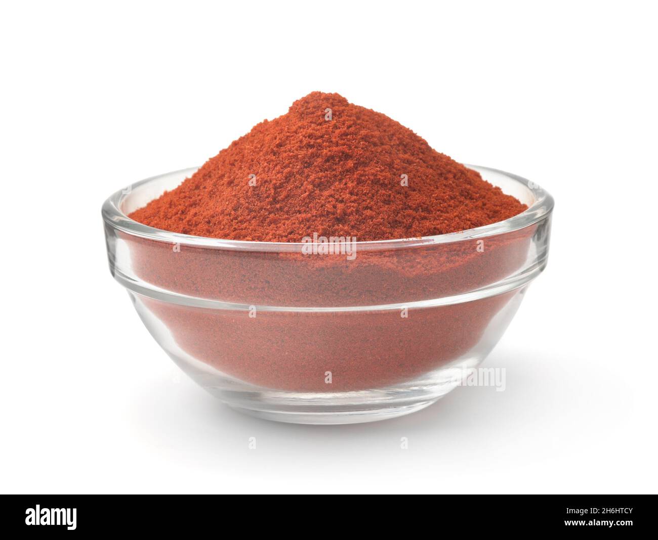 Ciotola di vetro di paprika polvere isolato su bianco Foto Stock