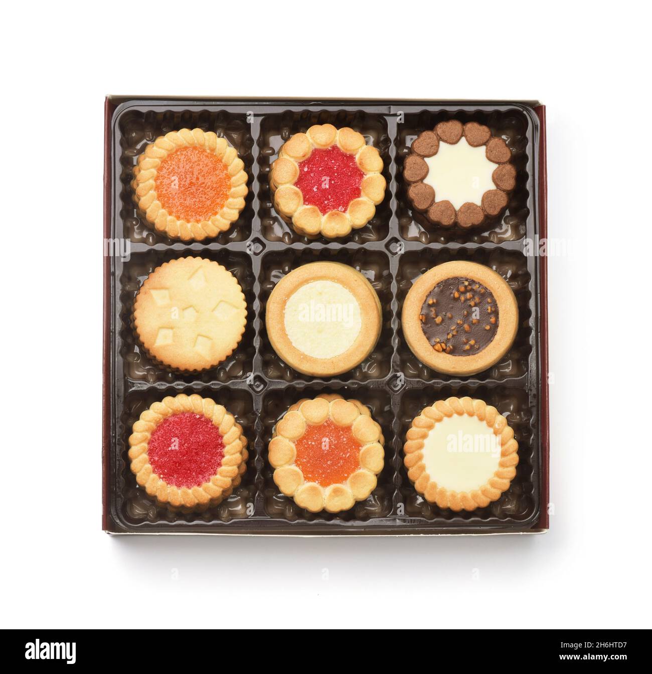 Vista dall'alto di una scatola quadrata di biscotti isolati su bianco Foto Stock