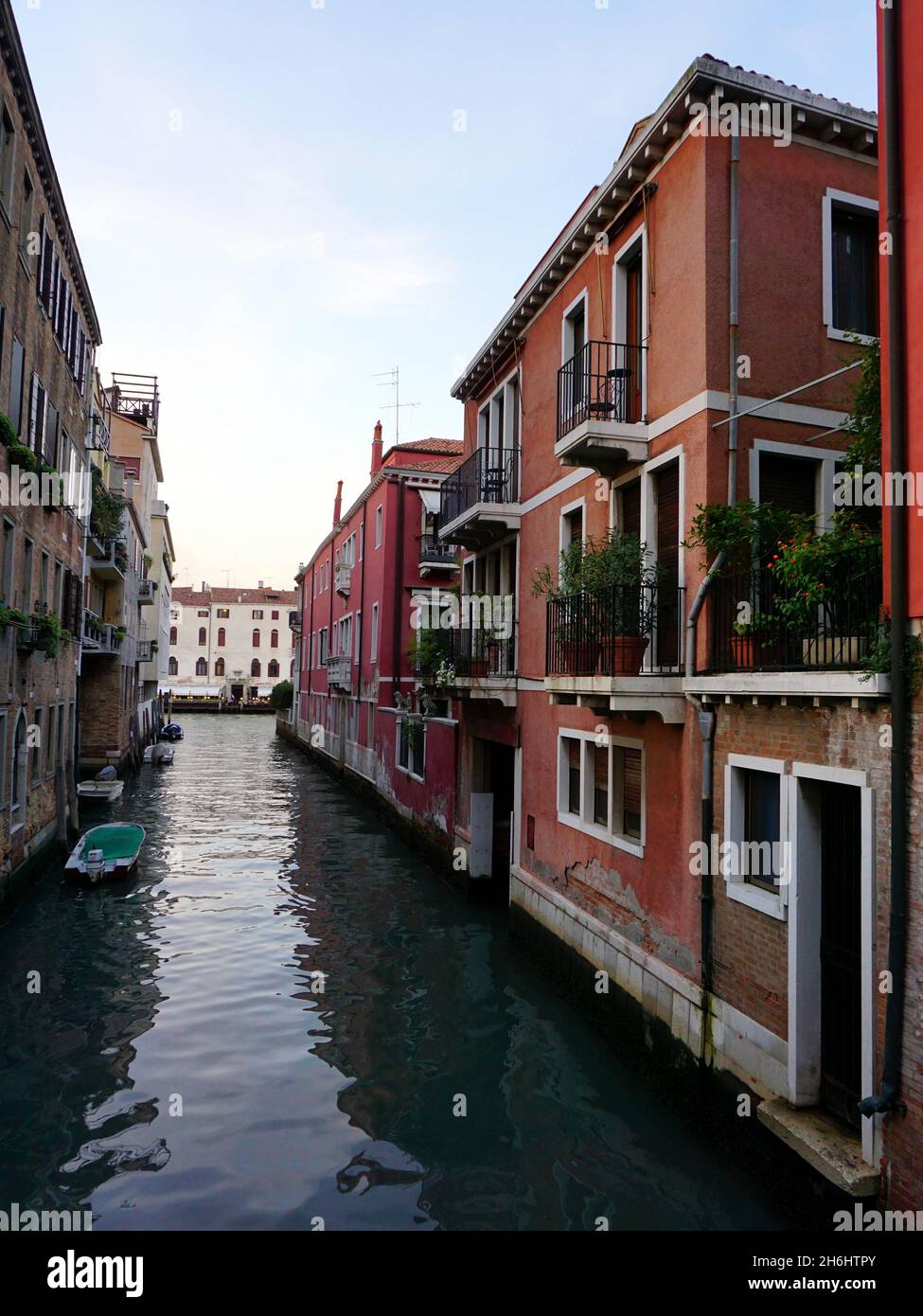 Canali stretti e vecchi edifici tradizionali, vista tipica della strada a Venezia, Italia Foto Stock