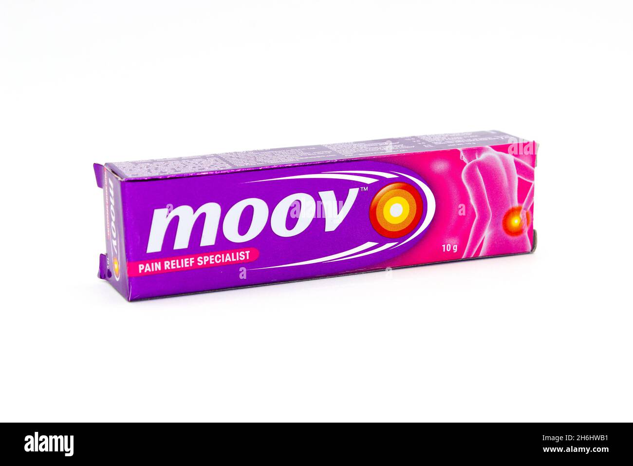 Noida , utter pardesh , India - ottobre 22 2021 , Moov Pain Relief Cream , una foto di Moov Pain Relief Cream su sfondo bianco con focu selettivo Foto Stock