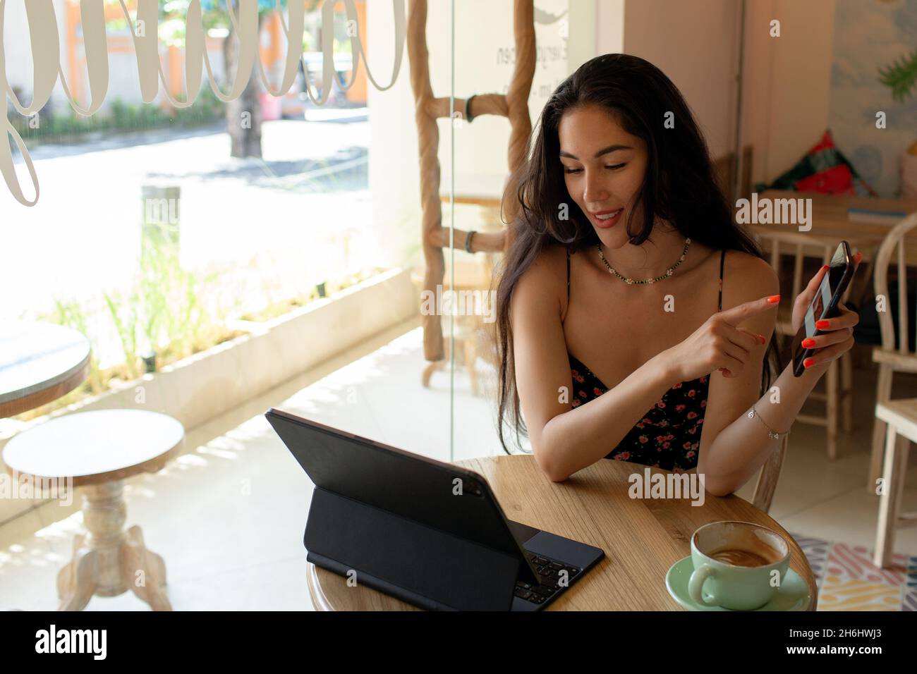 bella ragazza a una conferenza online. bali Foto Stock