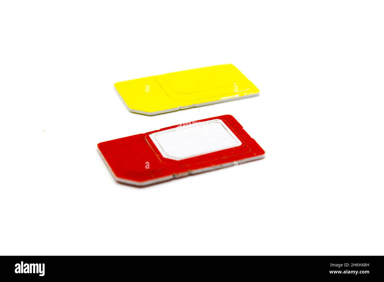 Scheda SIM isalettata su sfondo bianco con messa a fuoco selettiva Foto Stock