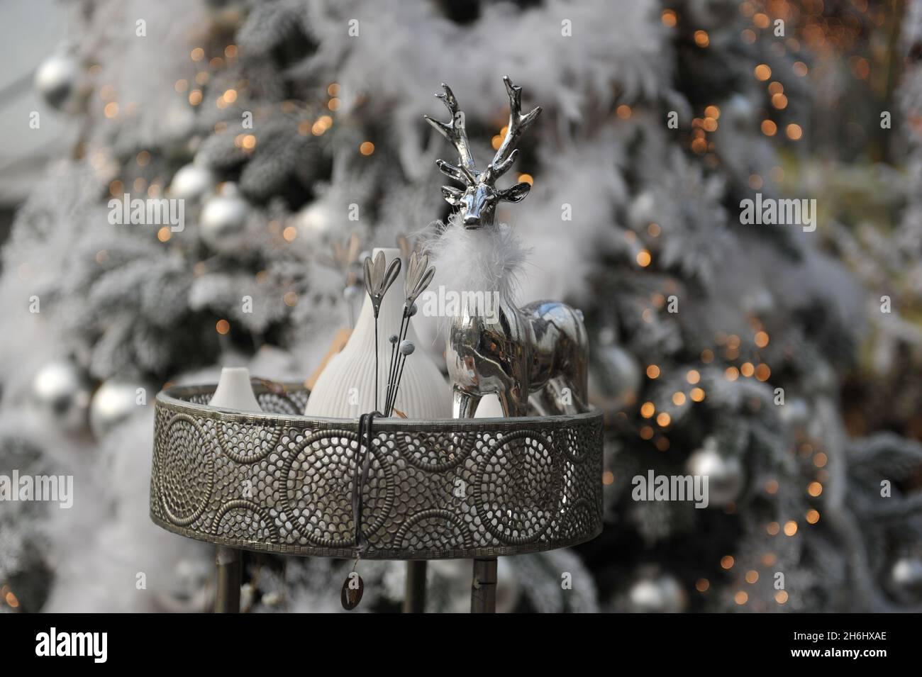 Decorazioni natalizie all'interno. Un cervo d'argento e un albero di Natale sullo sfondo Foto Stock