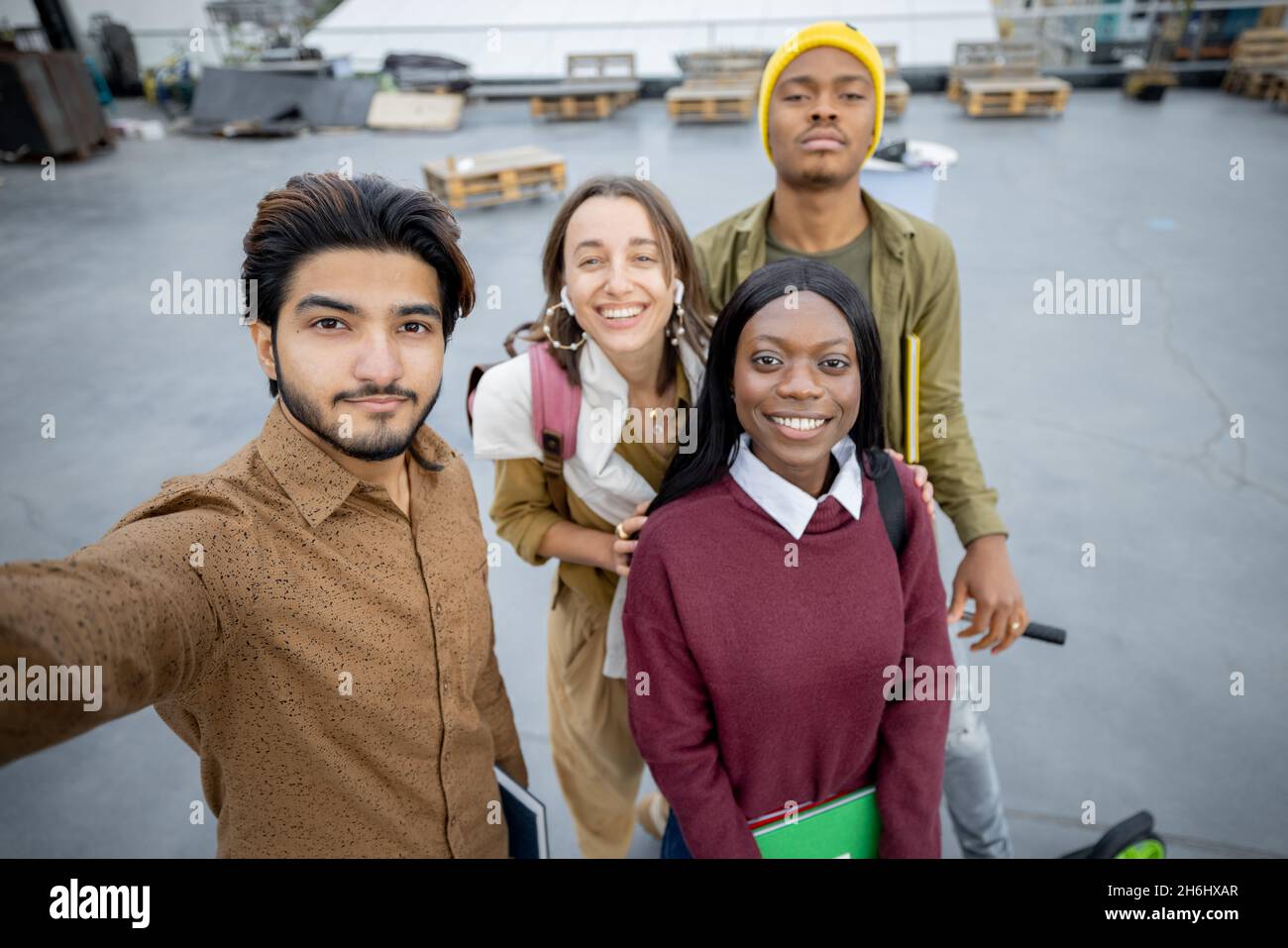 Studenti che guardano la macchina fotografica al campus universitario Foto Stock