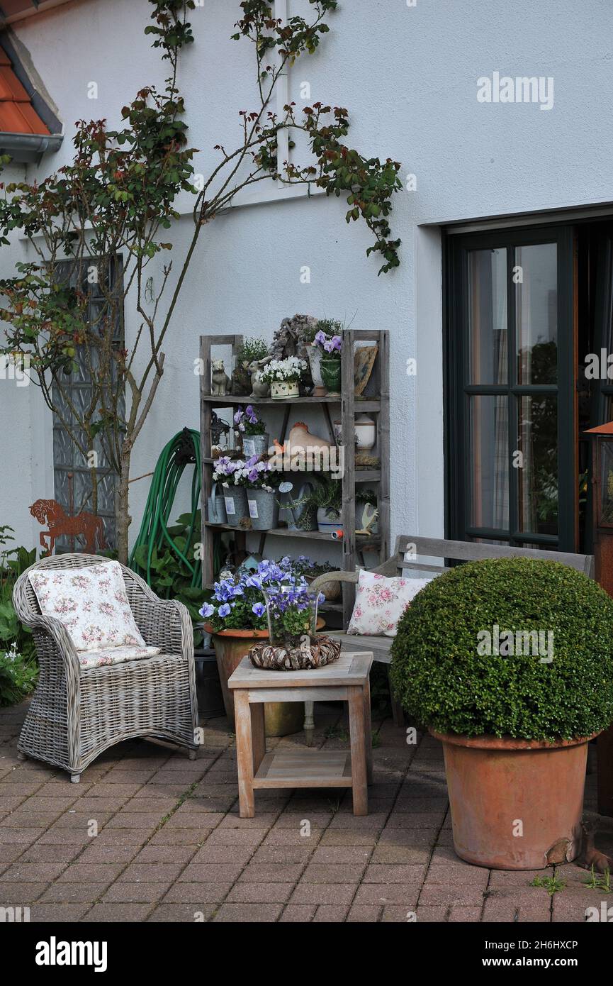 KLEVE, GERMANIA - 24 APRILE 2016: Vignetta giardino nel giardino tedesco Imig-Gerold nel mese di aprile Foto Stock