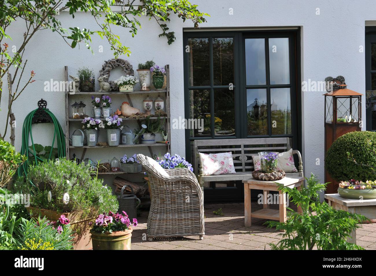 KLEVE, GERMANIA - 24 APRILE 2016: Vignetta giardino nel giardino tedesco Imig-Gerold nel mese di aprile Foto Stock