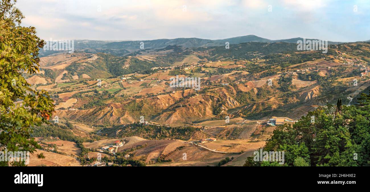 Vista panoramica dal centro storico di San Marino all'alba della catena montuosa appenninica Foto Stock