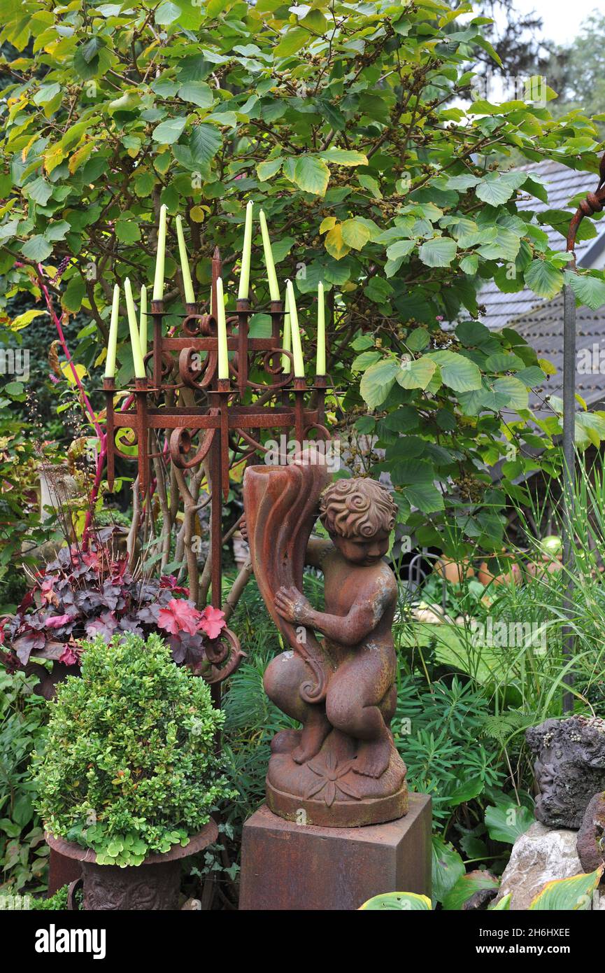 SOLINGEN, GERMANIA - 05 OTTOBRE 2014: Decorazione del giardino tedesco Ulbrich nel mese di ottobre Foto Stock