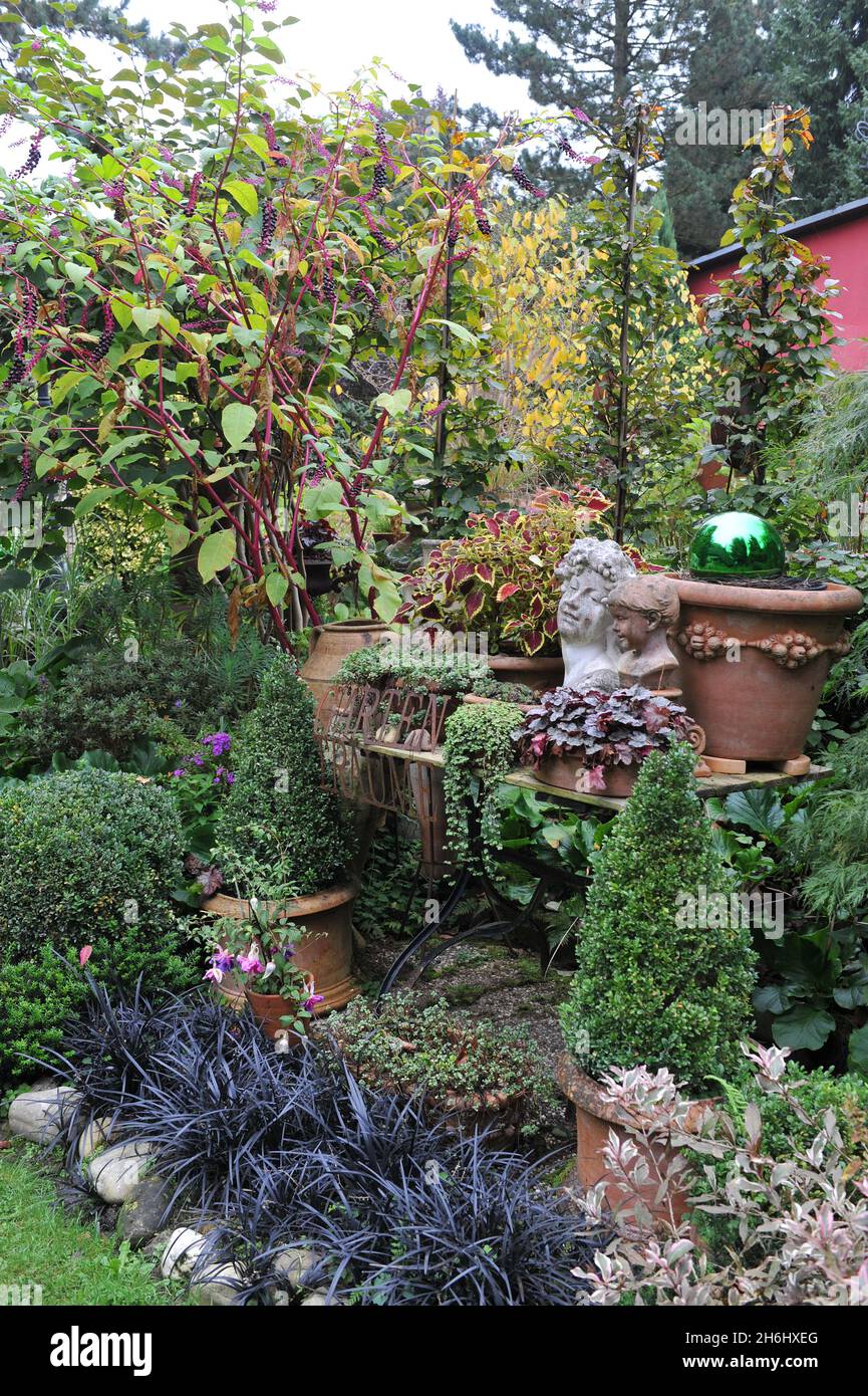 SOLINGEN, GERMANIA - 05 OTTOBRE 2014: Decorazione del giardino tedesco Ulbrich nel mese di ottobre Foto Stock