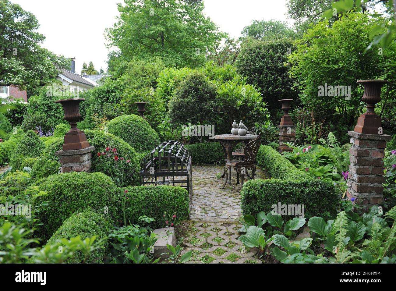 SOLINGEN, GERMANIA - 15 GIUGNO 2013: Decorazione del giardino tedesco Ulbrich nel mese di giugno Foto Stock