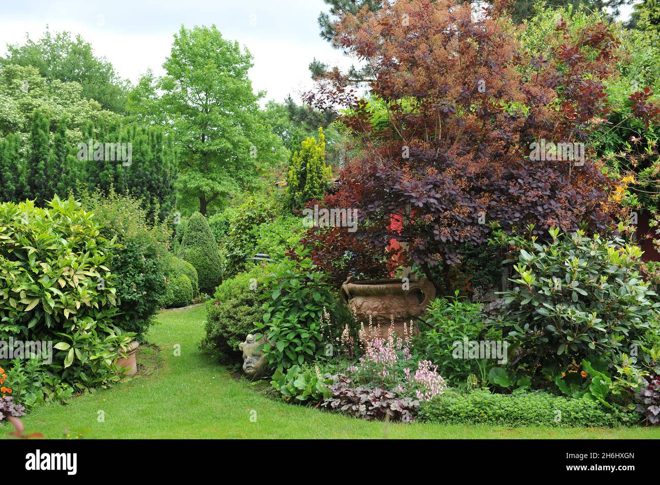 SOLINGEN, GERMANIA - 15 GIUGNO 2013: Decorazione del giardino tedesco Ulbrich nel mese di giugno Foto Stock