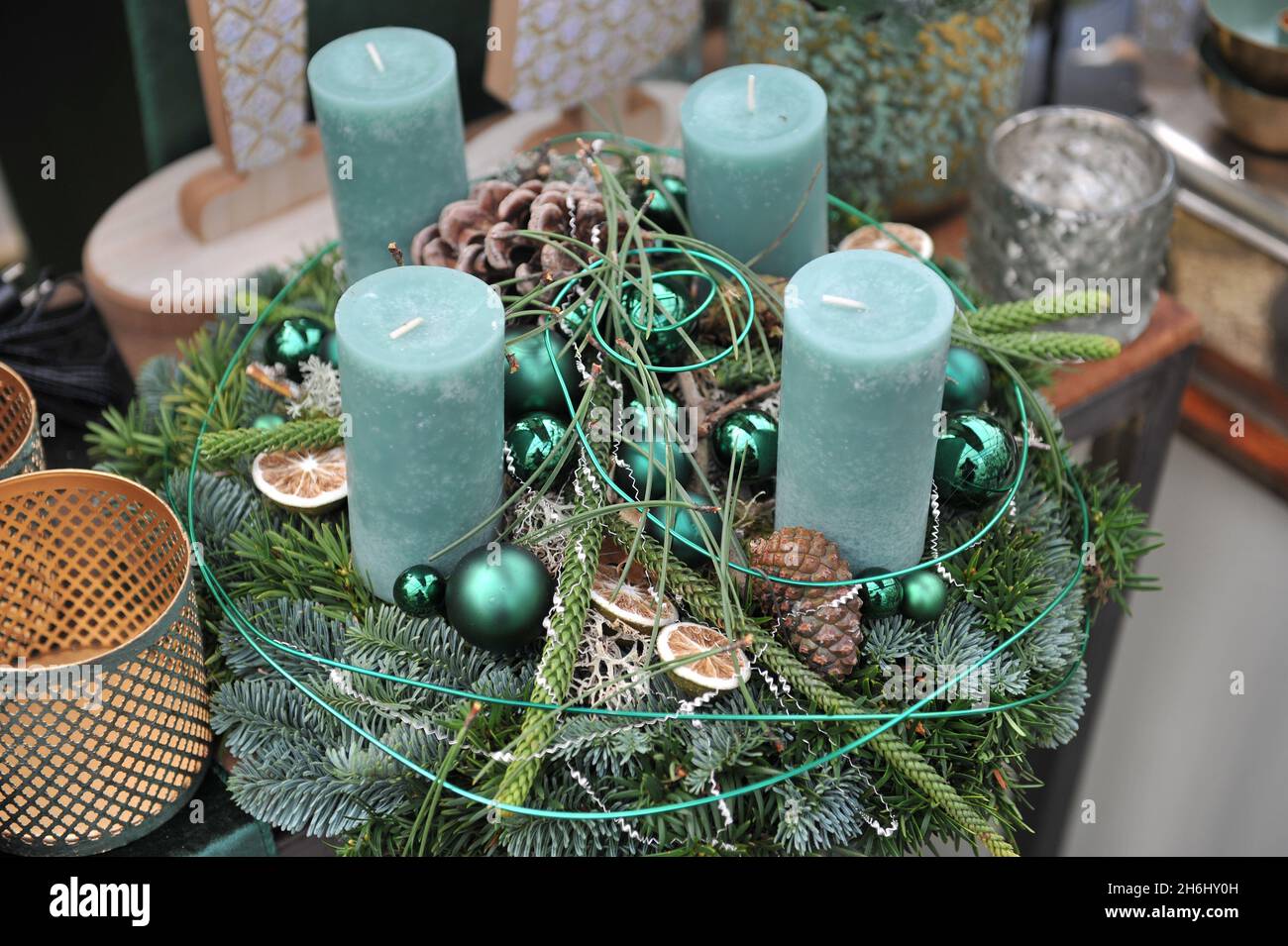 Decorazioni natalizie all'interno. Una corona d'avvento con quattro candele turchesi Foto Stock