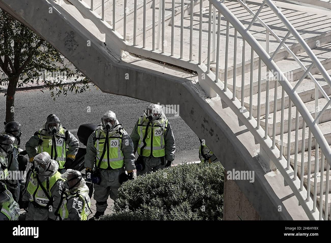 Gerusalemme, Israele. 16 novembre 2021. Il Ministero della Difesa di Israele conduce un'esercitazione per testare la risposta del paese al terrorismo usando un'arma radiologica della bomba sporca al Teddy Stadium. Credit: NIR Alon/Alamy Live News Foto Stock