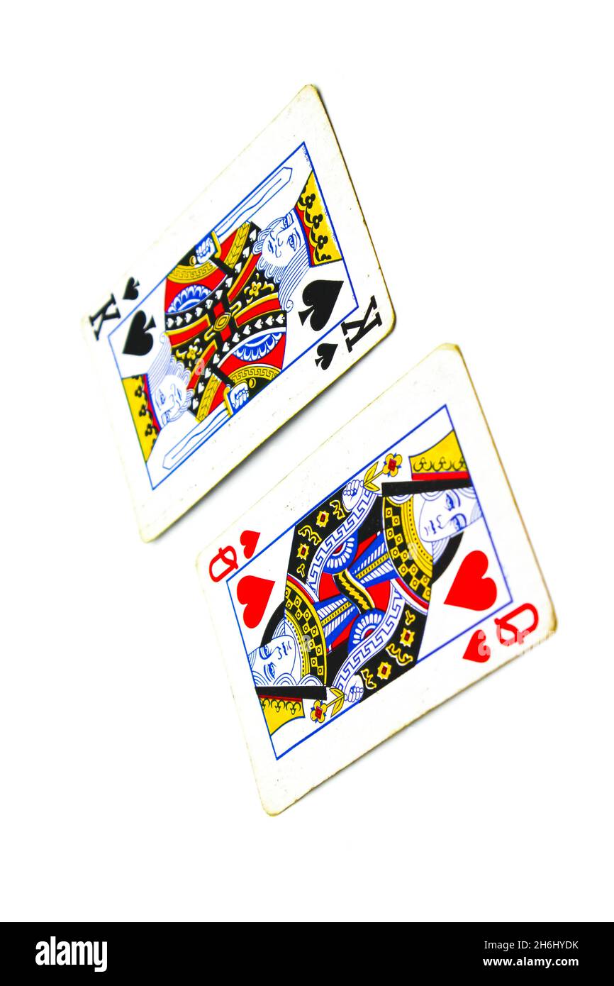 Carte da gioco su sfondo bianco con messa a fuoco selettiva Foto Stock