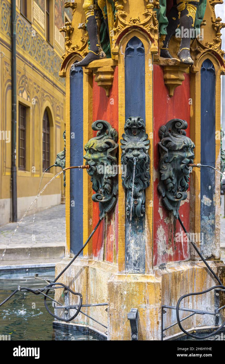 Ulm, Baden-Württemberg, Germania: Dettaglio delle facce del leone come vaporetti sul cosiddetto Fischkasten (Fish Box) o Syrlinbrunnen (Syrlin Fountain) a t Foto Stock