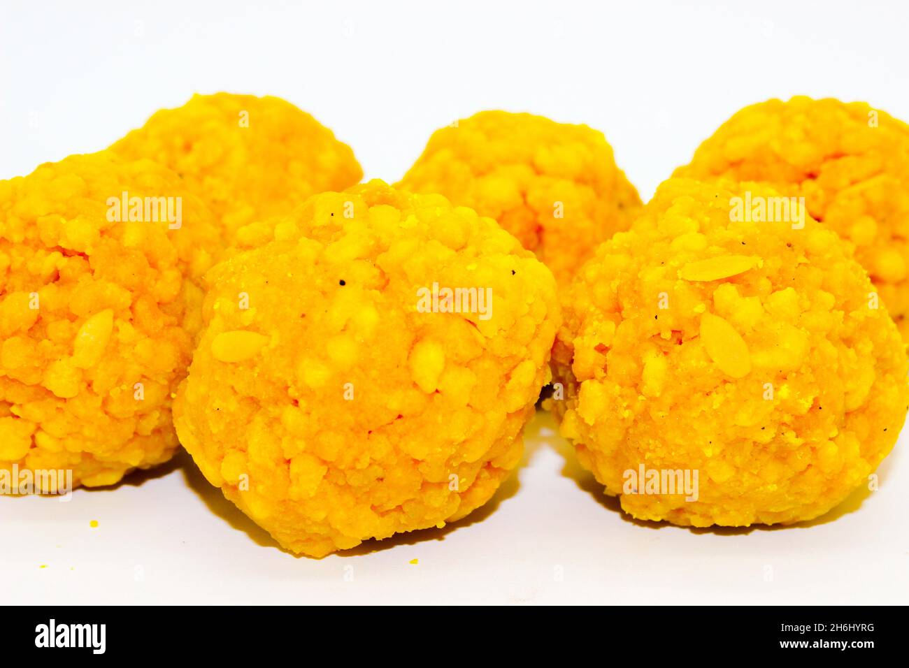 Boondi ladoo su sfondo bianco con fuoco selettivo Foto Stock