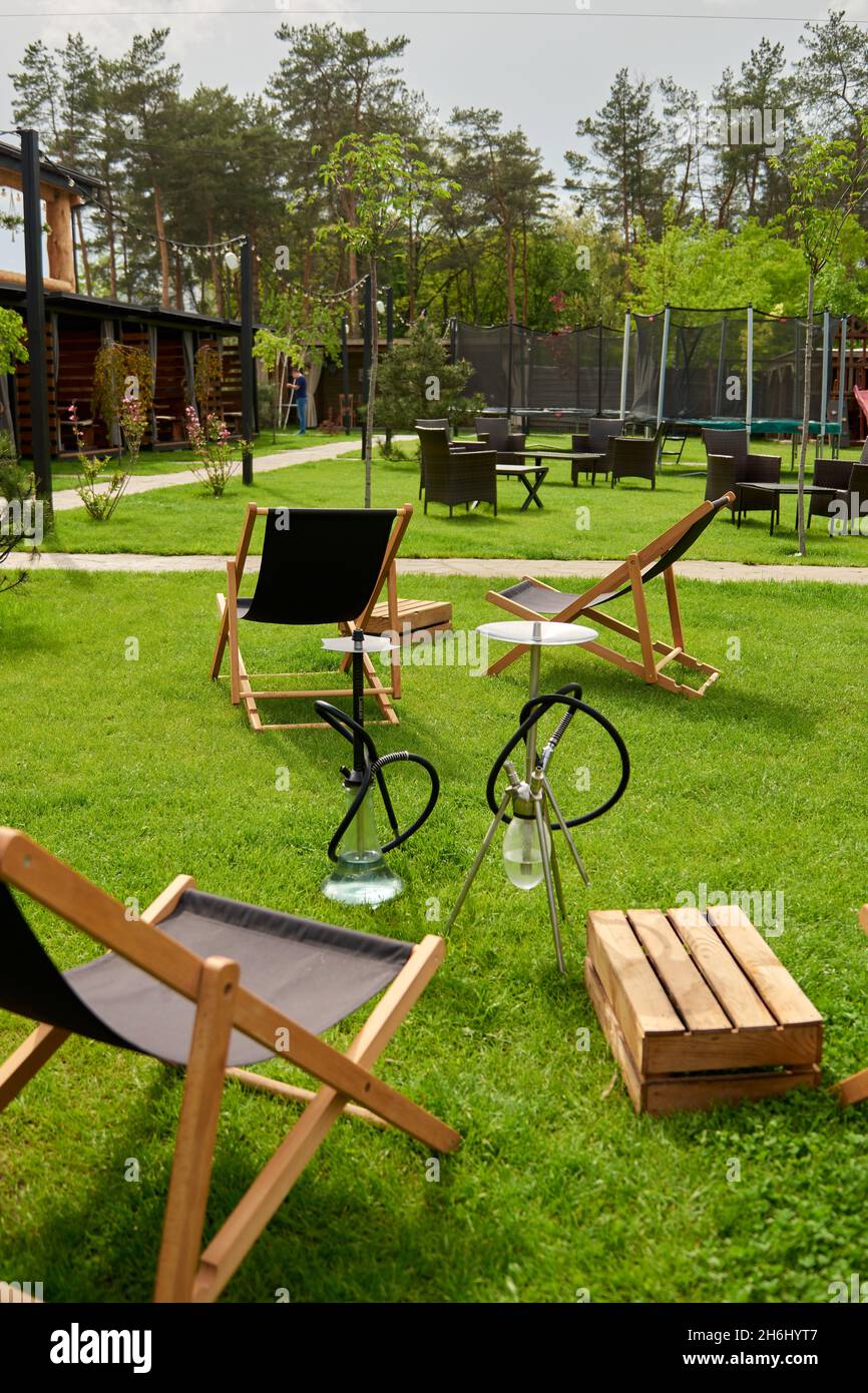 Vari hookah in natura in una calda giornata di sole. Hokah orientale fumatori, attività ricreative all'aria aperta. Sedie a sdraio su erba di geen. Il posto per le Foto Stock