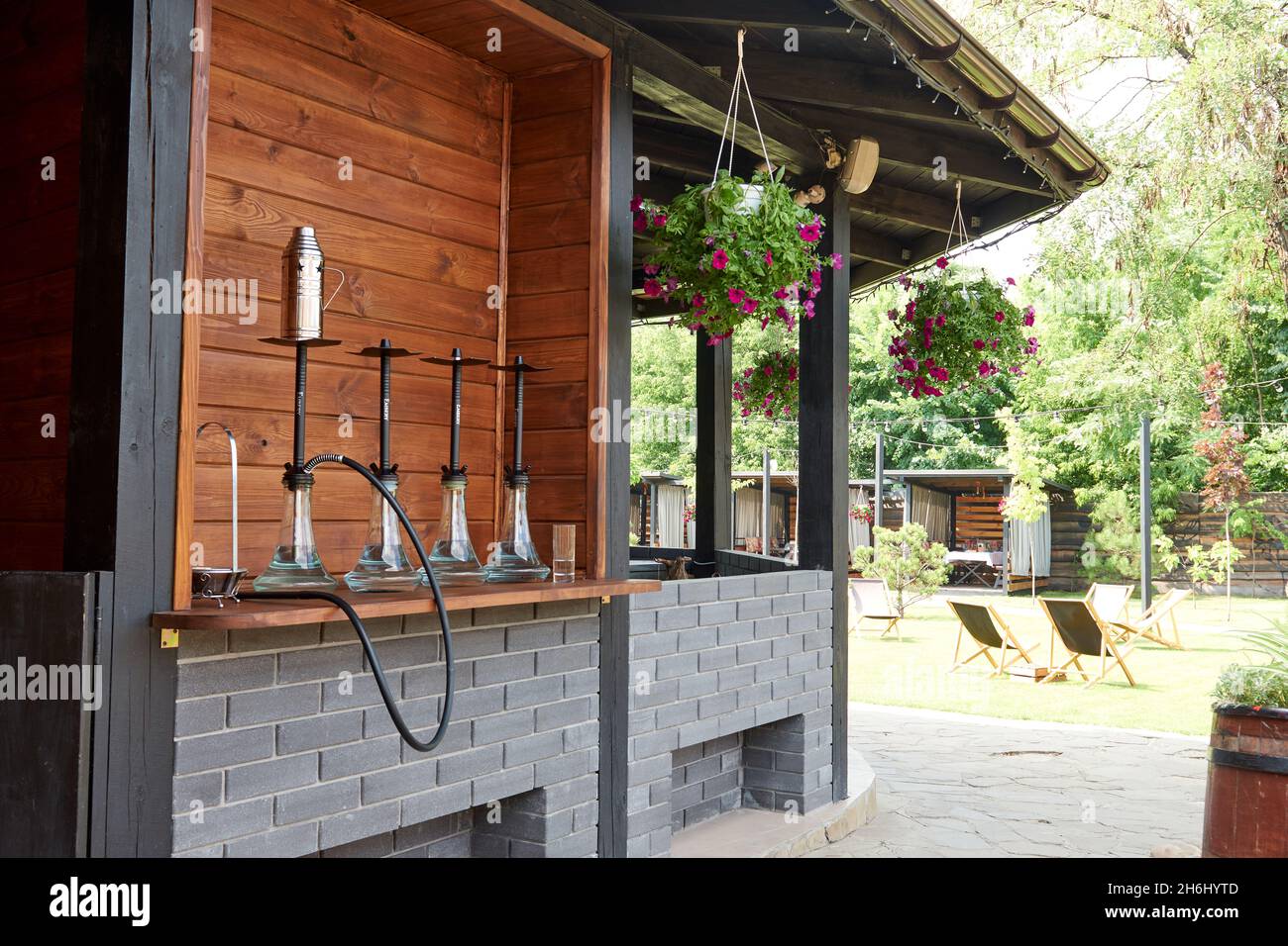 Vari hookah in natura in una calda giornata di sole. Hokah orientale fumatori, attività ricreative all'aria aperta. Sedie a sdraio su erba di geen. Il posto per le Foto Stock